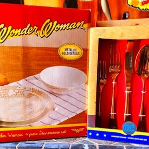 Wonder Woman Dinnerware and Cutlery Set - DISCONTINUED